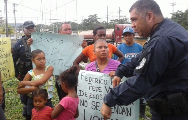 Decidieron salir a protestar a las calles, pero les cayó la Policía y disipó la protesta.