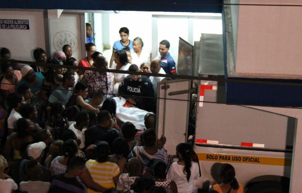 Habían salido de un restaurante y al cruzar la calle fueron atropellados por un sedán.