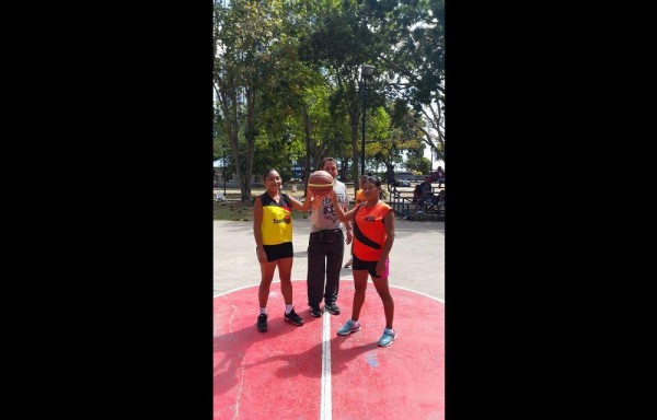 Las chicas saltaron a la cancha.