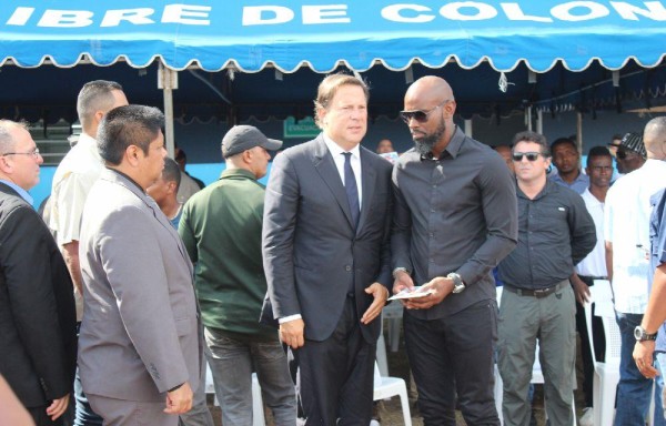 El presidente Juan Carlos Varela conversa con Felipe Baloy.