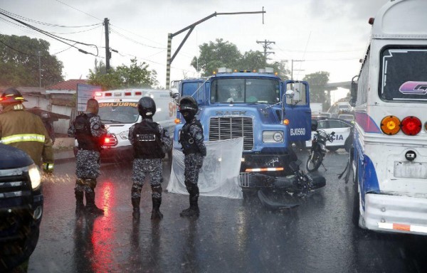 Uniformados habían participado en recuperación de auto robado. Luego fueron a buscar comida y pasó la tragedia.