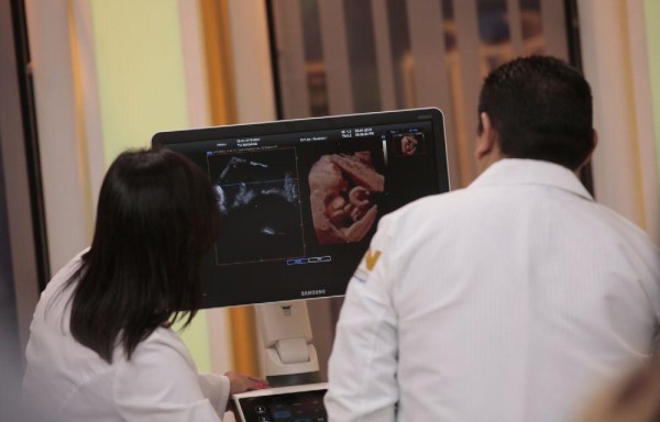 Los presentes observaron a Maya a través del ultrasonido.