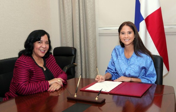 La exministra Paredes (izq.) y Nicole Wong.