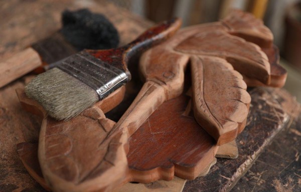 Le da vida a la madera en Santa Ana