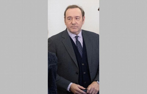 Un testigo en el juicio contra Kevin Spacey dice que lo asaltó