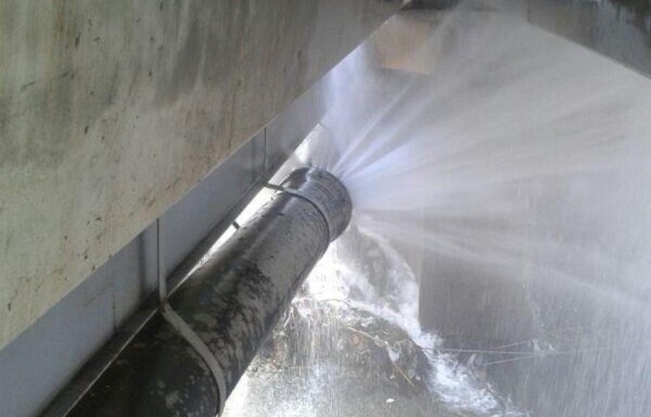 Tubería fue rota con un objeto sólido que arrastró el río a consecuencia de las fuertes lluvias del viernes.