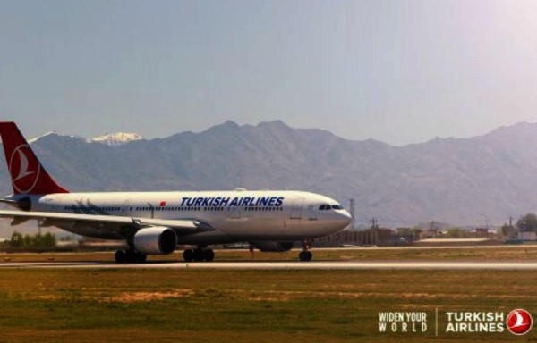 Reciben la aeronave de Turkish Airlines con el tradicional “bautizo” en la plataforma del Aeropuerto de Tocumen.