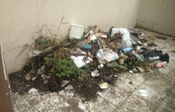 Basura y toda clase de desperdicios hay en el sitio.