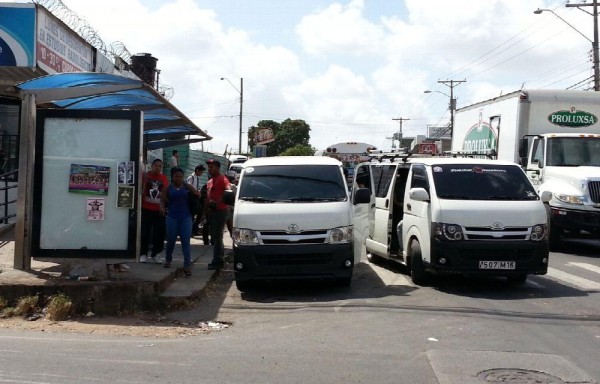 Los buses piratas siguen sin control en el sector oeste, y se apoderan del servicio de transporte.