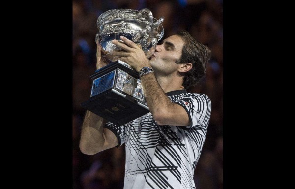 El tenista suizo Roger Federer, besa su trofeo.