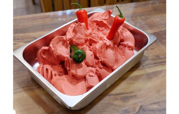 El ‘helado más peligroso del mundo', como lo llaman, lo preparan artesanalmente en Aldwych Café and Ice Cream Parlor, ubicado en Escocia.