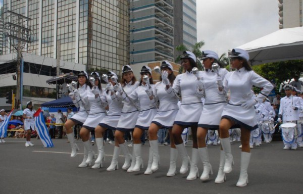 Hermosas jóvenes demuestran su talento a través de los vestidos y al sonido de piezas musicales.