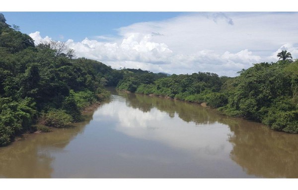 Tomaron muestras del Río San Pablo para analizarlas.