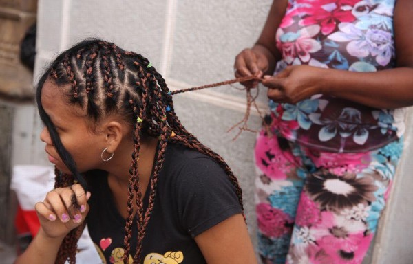Trabajo y dedicación por horas es lo que cuesta tejerse las trenzas.