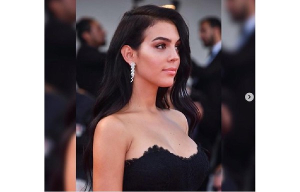 ¡Transparente! Pareja de Cristiano Ronaldo enseña su colita en Venecia