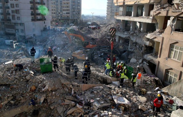 Se estima que la cifra de muertos aumentará a 100 mil cuando se retiren los escombros.