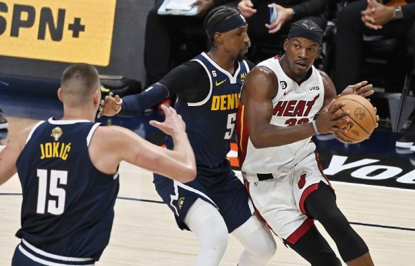 El alero de los Miami Heat, Jimmy Butler durante el partido.