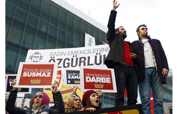 CAE OTRO MEDIO DE COMUNICACIÓN | El Gobierno islamista de Turquía puso bajo su control el diario Zaman, el más grande del país eurasiático, crítico con el poder y cercano al predicador Fetullah Gülen, acusado de terrorismo por el presidente turco, Recep Tayyip Erdogan.