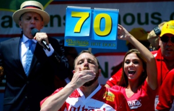 Devora 70 ‘hot dogs' en 10 minutos