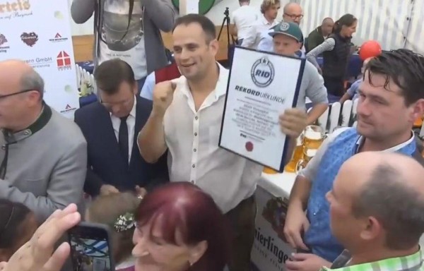 Al final del trayecto, justo cuando acomodaba las jarras con mucho cuidado, dos cayeron al piso.