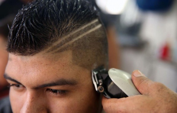 Los baberos demuestran sus destrezas a través de máquinas de cortar.