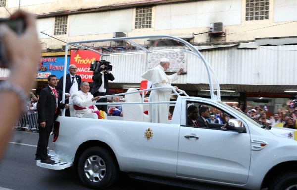 En Calidonia, miles lo esperaban para tomarle fotos.