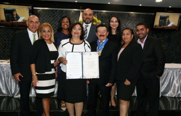 Recibe medalla Justo Arosemena