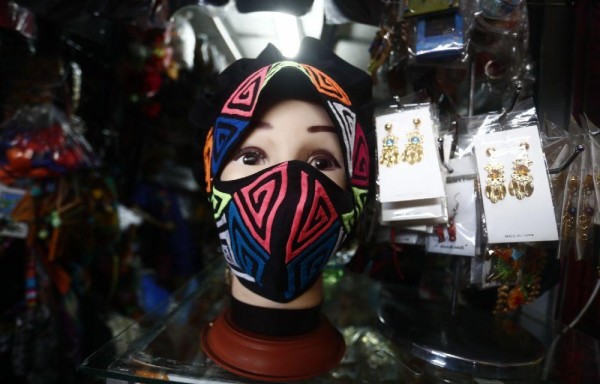 Mascarillas y turbantes, con estilo mola.