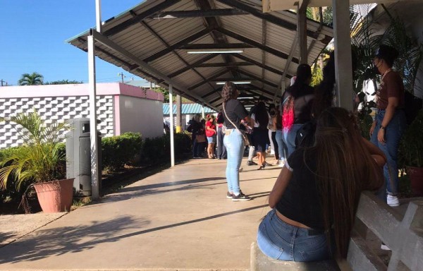 Estudiantes han tenido que presentarse en la casa de estudios para su inscripción