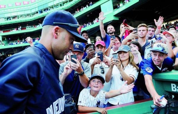 Los fanáticos tomando sus últimas fotos a Jeter.