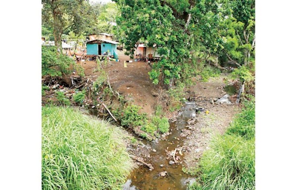 Riachuelos contaminados corren a pocos metros de la comunidad de Kuna Nega.