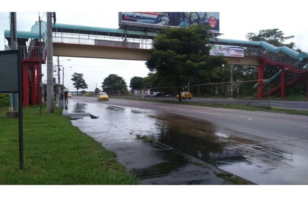 No se puede caminar por la acera, está llena de agua.