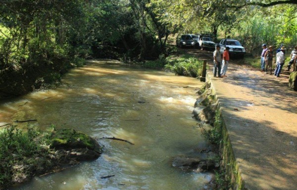 Cuando el afluente crece, las personas deben esperar horas para poder cruzar