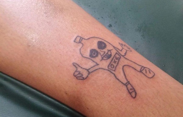 Los dibujos de Helen son carentes de ‘técnica', pero son ‘graciosos', reconoce la joven de 26 años que empezó a tatuar hace tan solo un año.