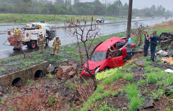 Por el fuerte impacto se salió del carro y quedó en la cuneta