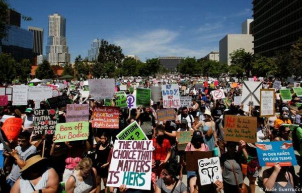 Miles se han manifestado a favor del derecho al aborto en Estados Unidos.