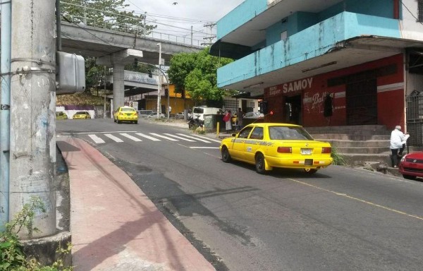 Entrada de Moya, lugar al que llegó la víctima cuando le dispararon. A la izquierda está el poste con el que colisionó. Por este crimen no hay detenidos, dijo la Policía