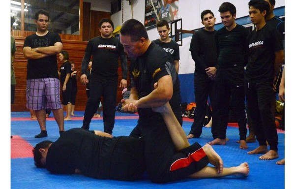 WaiKit Cheung compartiendo sus técnicas con los alumnos en la academia Krav Maga Panamá Extreme.