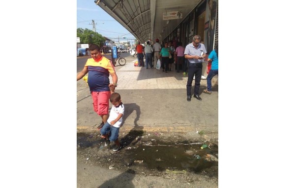 Los charcos de agua sucia abundan en la ciudad.