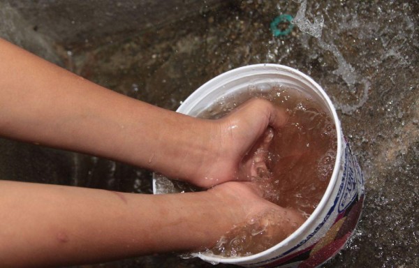 Precencia de sedimento en el agua preocupa a residentes.