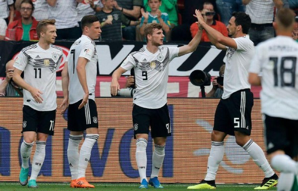 Los jugadores de Alemania; Marco Reus, Julian Draxler, Timo Werner y Mats Hummels, celebran el gol.