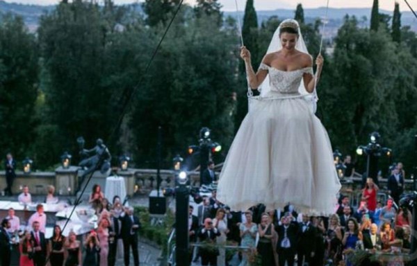 Cayó desde el cielo en su boda