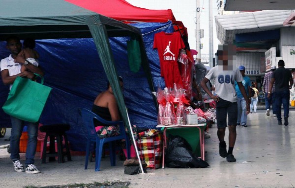 Las personas deben caminar entre quioscos.