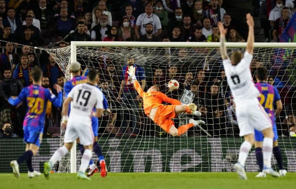 Santos Borré anotó el mejor gol de la Liga Europa