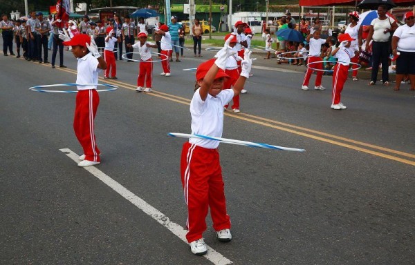 Los más pequeños hicieron creativos movimientos con la tabla gimnástica.