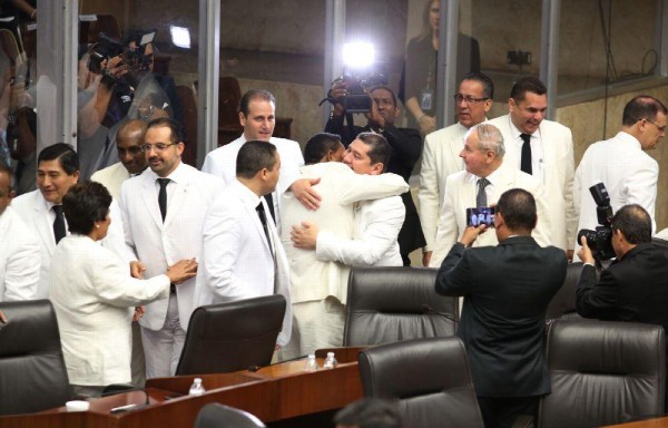 De León se abraza con diputados de CD y PRD tras ser reelecto presidente de la AN.