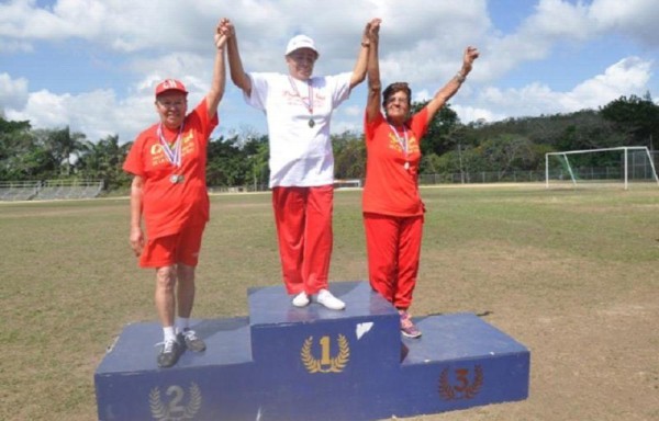 Las veteranas atletas panameñas mostraron su casta en la pista de atletismo.