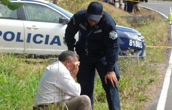 El esposo de la maestra Arcia llegó a la escena y al ver lo ocurrido rompió en llanto.