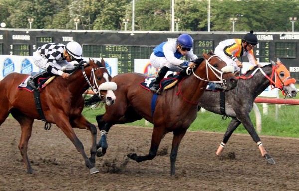 ‘El Igual' (en el centro), con Lorenzo Lezcano, doblegó en los metros finales a sus rivales.