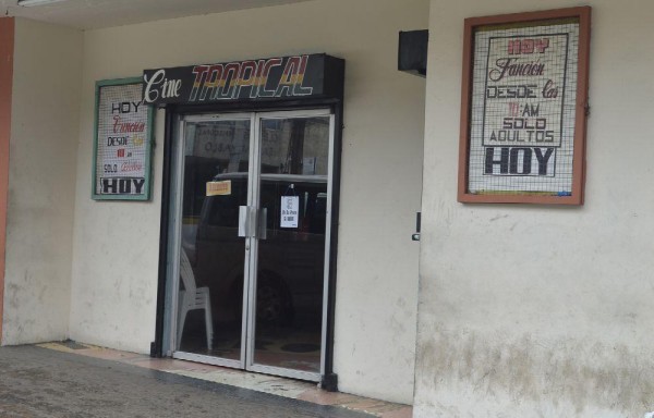 El Tropical, está localizado en calle 17, cerca del Instituto Nacional.